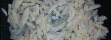 омлет с картошкой, сосисками, зеленью и плавлеными сырками в духовке. Шаг 3