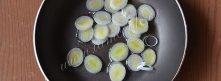 омлет с луком-пореем и кинзой. Шаг 4