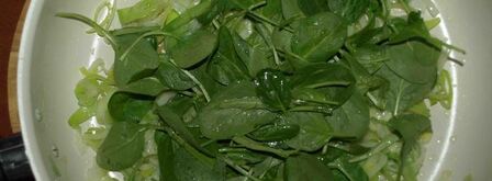 омлет с луком-пореем, шпинатом и сыром. Шаг 3