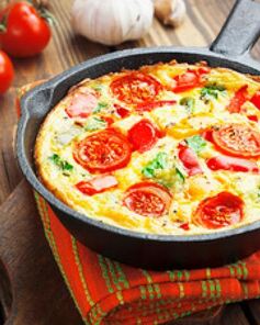 Омлет с овощами, сыром и зеленью