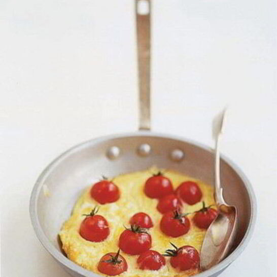 Рецепт омлета с помидорами черри и сыром