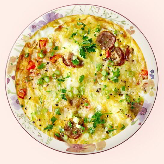 Рецепт омлета с сосисками и зеленью