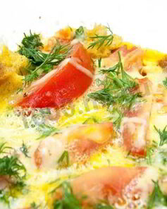 Омлет с сыром и помидорами в микроволновке