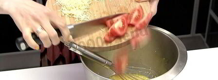 омлет с сыром и помидорами в микроволновке. Шаг 3