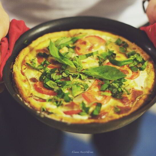 Рецепт пышного омлета с колбасой и зеленым луком