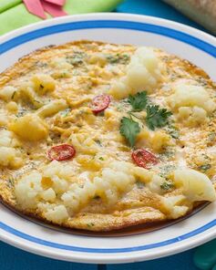 Вкусный омлет с цветной капустой и томатной пастой
