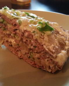 Торт из куриной печени со свежим огурцом и луком