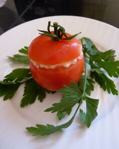 Помидоры фаршированные сыром и чесноком