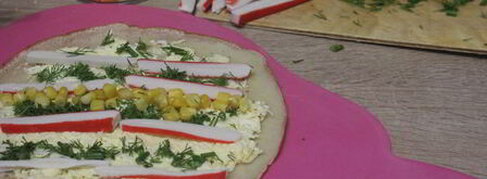 блинные роллы с крабовыми палочками и кукурузой. Шаг 8