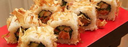 ролл в стружке тунца бонито. Шаг 16