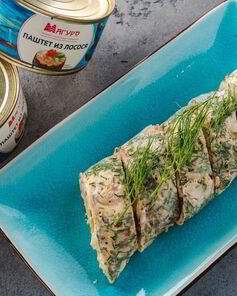 Роллы из омлета с муссом из лосося и овощами