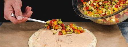 роллы из омлета с муссом из лосося и овощами. Шаг 8