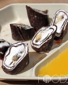 Роллы из шоколадных блинов