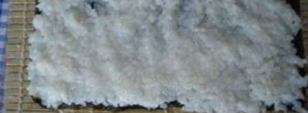 роллы рисом наружу. Шаг 3