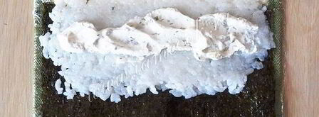 роллы с крабовыми палочками. Шаг 3