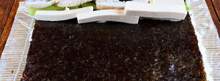 роллы с огурцом, курицей и тофу. Шаг 11