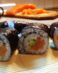 Роллы с семгой и авокадо