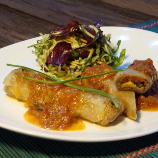 Рецепт спринга-роллов с рийетом из телятины и цыпленка, начинкой из черемши, салатом из цуккини и соусом ромеско