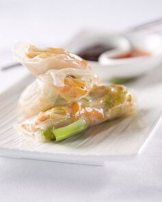 Спринг-роллы со спаржей, копченым лососем и авокадо