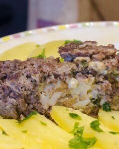 Рулет из фарша с яйцом и сыром