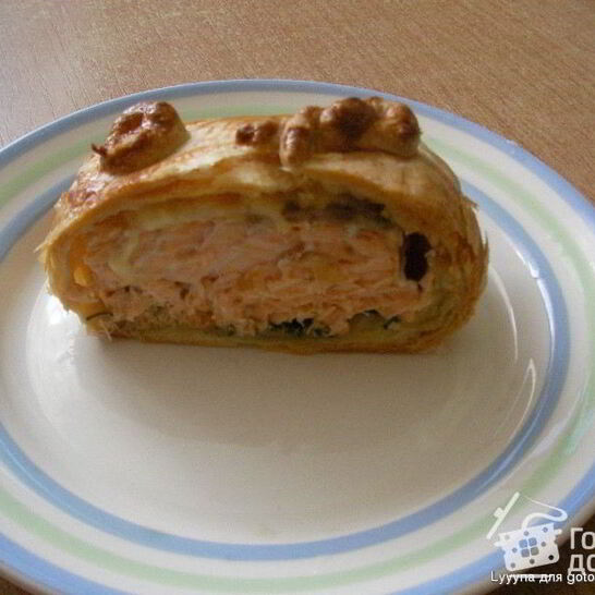 Рецепт рулета из слоеного теста и рыбы