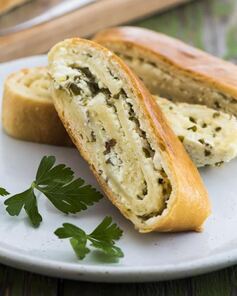 Рулет из творожного теста с брынзой и зеленью