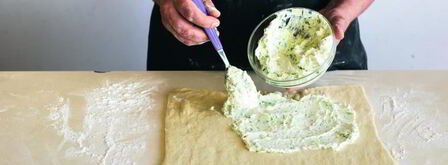 рулет из творожного теста с брынзой и зеленью. Шаг 7