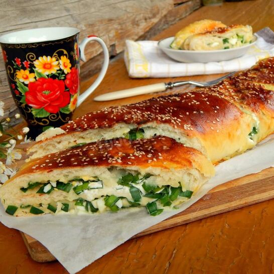 Рецепт рулета с луком и яйцом в духовке