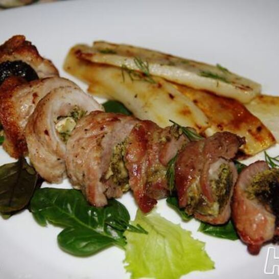 Рецепт рулетиков из свинины с черносливом и ореховым песто