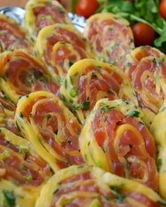 Закусочный рулет из сыра с красной рыбой