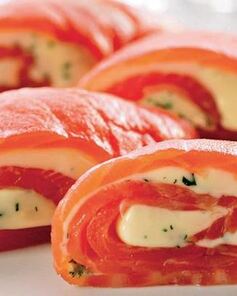 Закусочные рулеты из семги с сырной начинкой