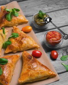 Домашняя самса с курицей из слоеного теста