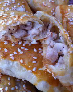 Самса из слоеного теста с курицей