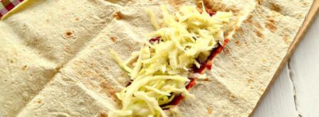 шаурма с крабовыми палочками и свежим огурцом. Шаг 3