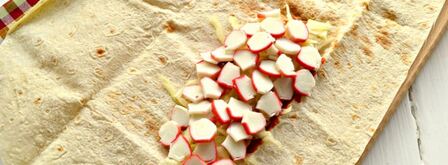 шаурма с крабовыми палочками и свежим огурцом. Шаг 4