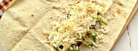 шаурма с крабовыми палочками и свежим огурцом. Шаг 6