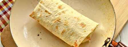 шаурма с крабовыми палочками и свежим огурцом. Шаг 8