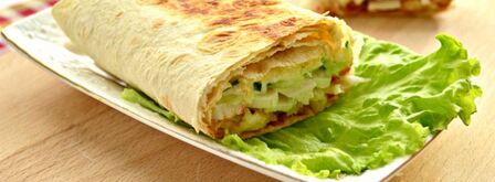 шаурма с крабовыми палочками и свежим огурцом. Шаг 9