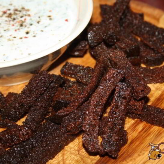 Рецепт бородинских сухариков со сметанно-кефирным соусом с чесноком