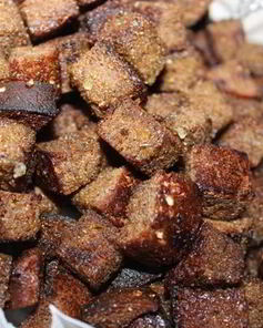 Сухарики из черного хлеба со специями и базиликом