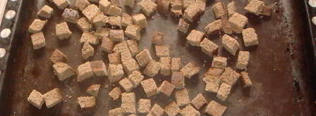 сухарики из черного хлеба со специями и базиликом. Шаг 6