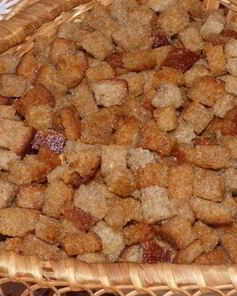 Сухарики из хлеба с чесноком