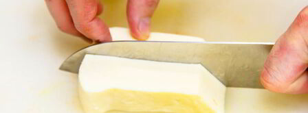 сулугуни, запеченный в беконе на груше. Шаг 3