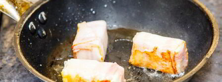 сулугуни, запеченный в беконе на груше. Шаг 5