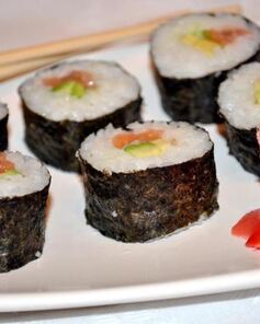 Маки суши с лососем и авокадо