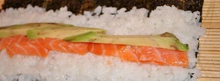 маки суши с лососем и авокадо. Шаг 8