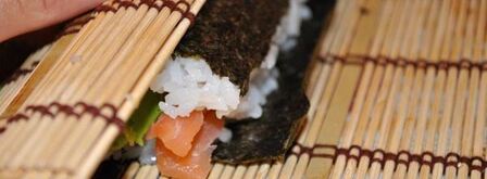 маки суши с лососем и авокадо. Шаг 9