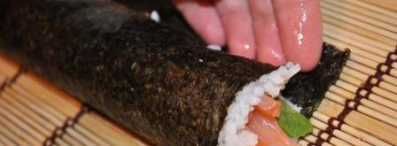 маки суши с лососем и авокадо. Шаг 10