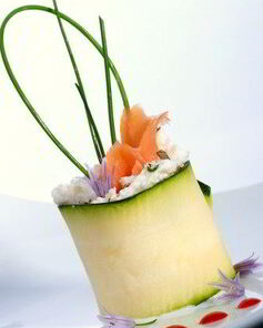 Суши из цукини с лососем и укропным соусом