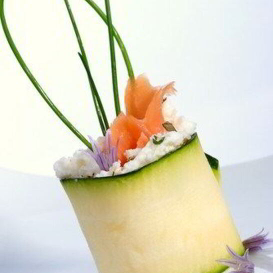 Рецепт суш из цукини с лососем и укропным соусом